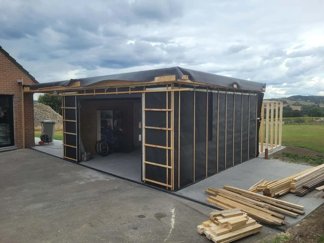 Chantier avant bardage, structure en cours